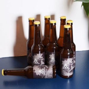 Beer label design Hands in the dark